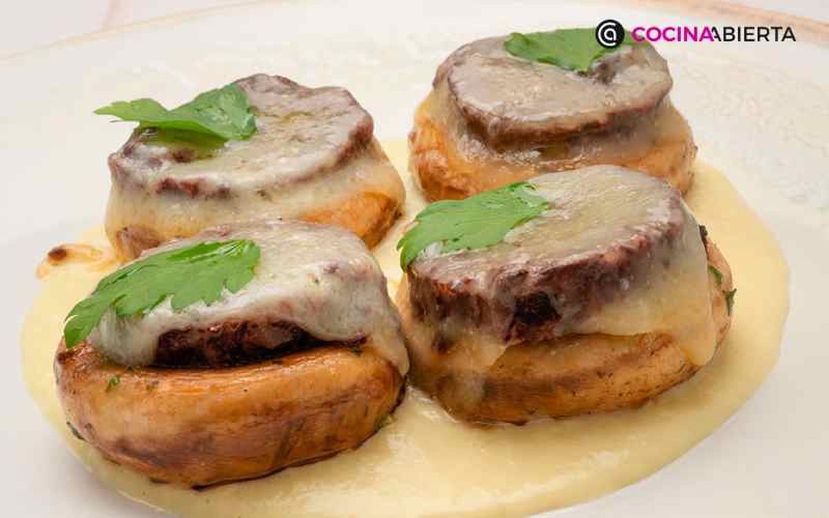 Champiñones rellenos de morcilla con salsa de puerro y manzana