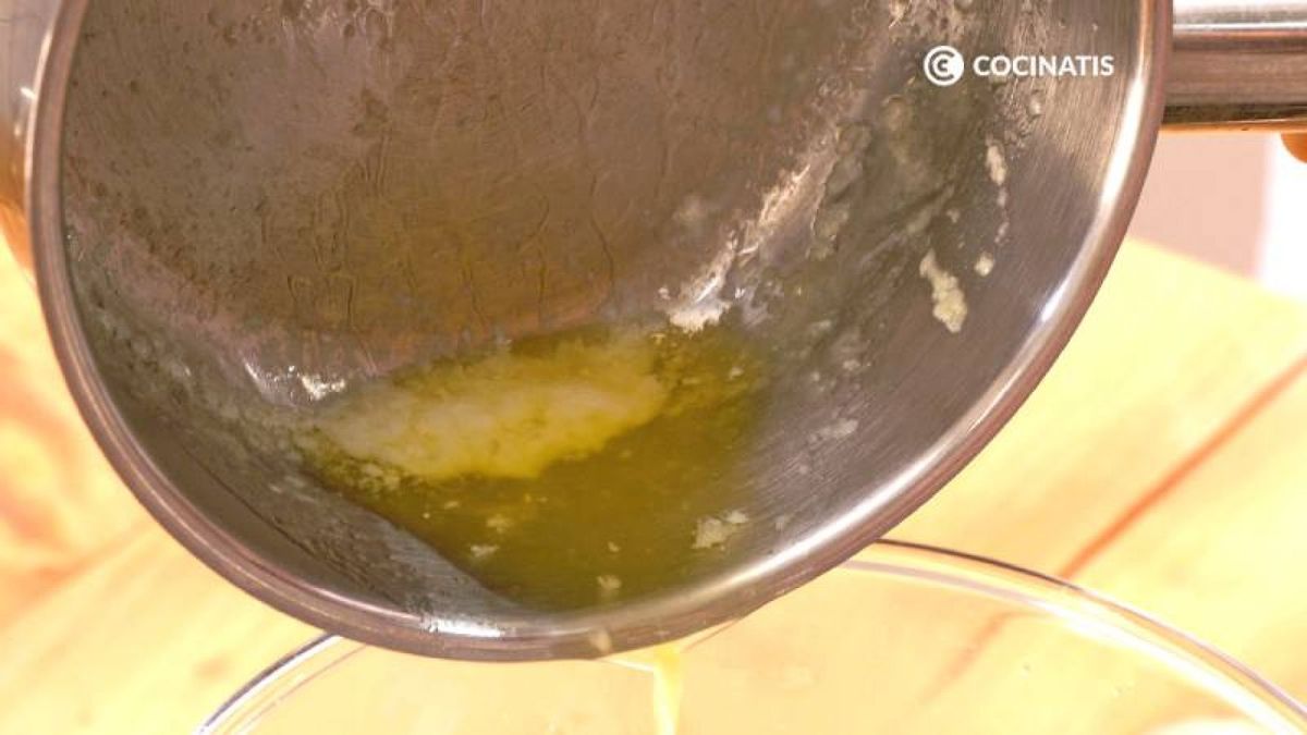 vierte la mantequilla poco a poco, solo la grasa