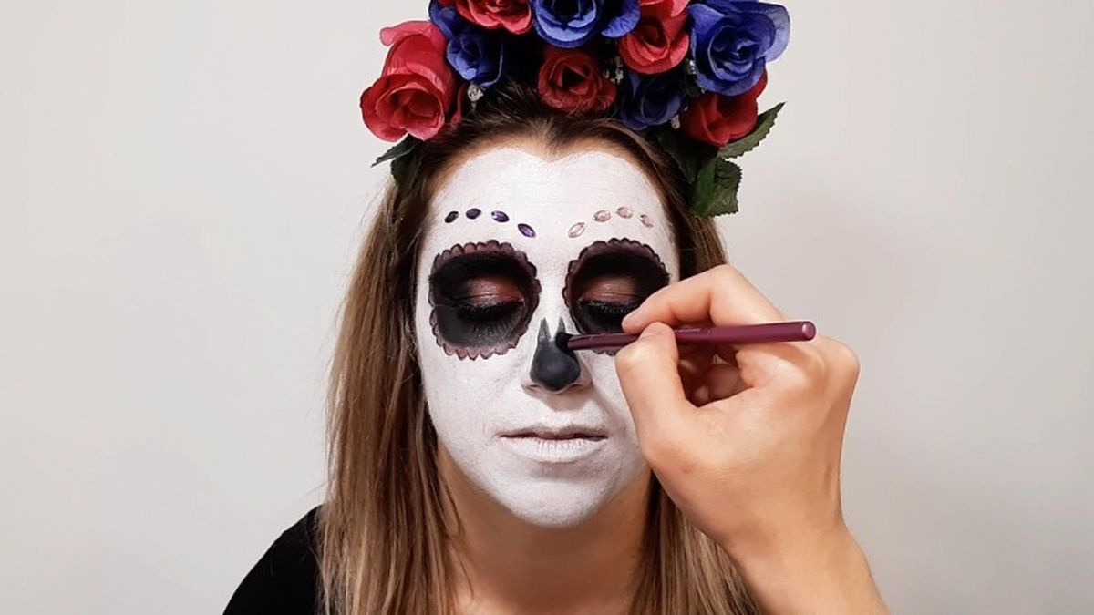 Cómo hacer maquillaje de Catrina o calavera mexicana - paso 6