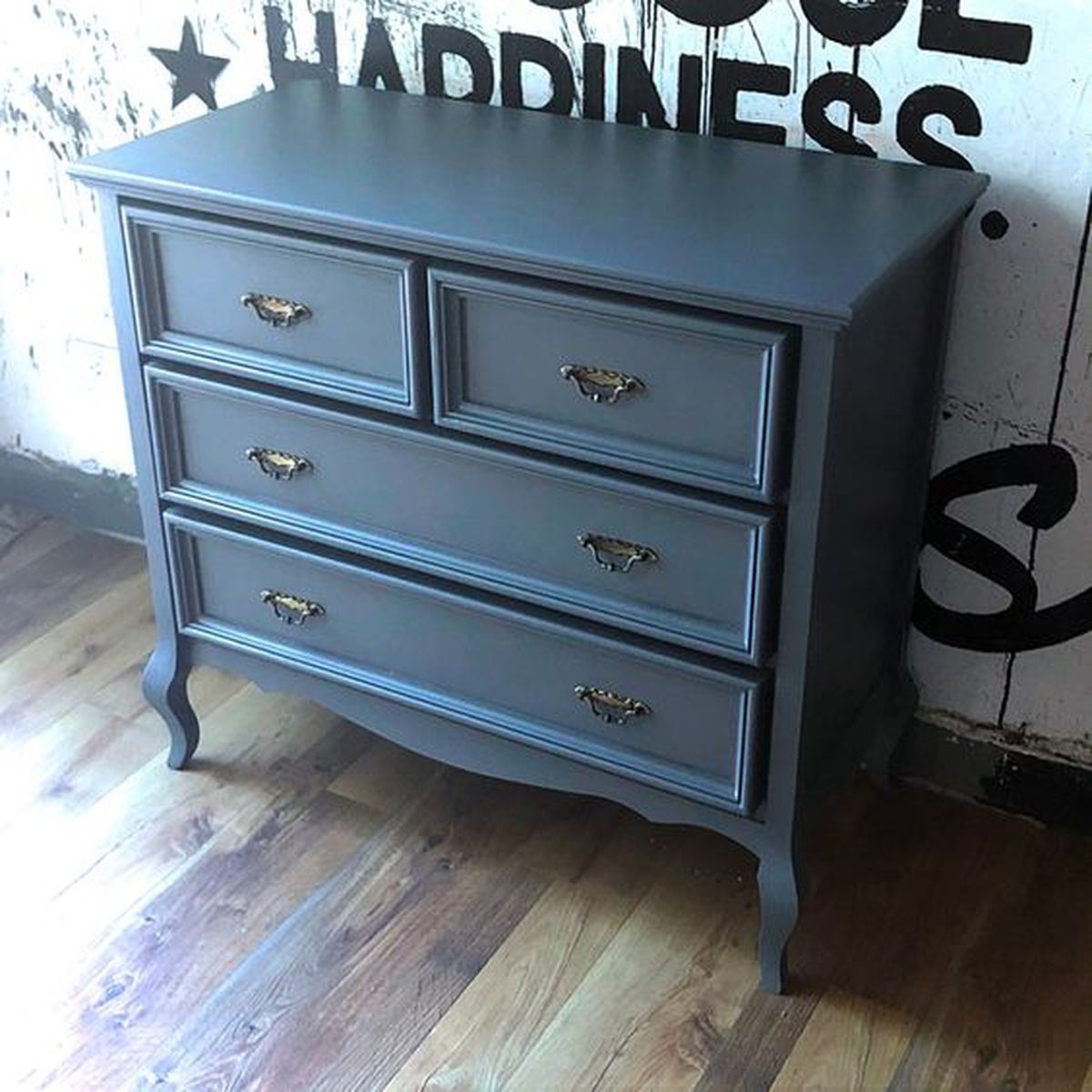 Cómoda azul pintada con pintura a la tiza.