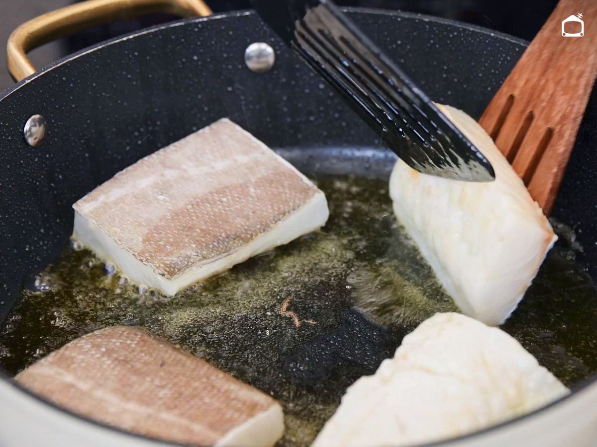 Sella el bacalao para el arroz al horno