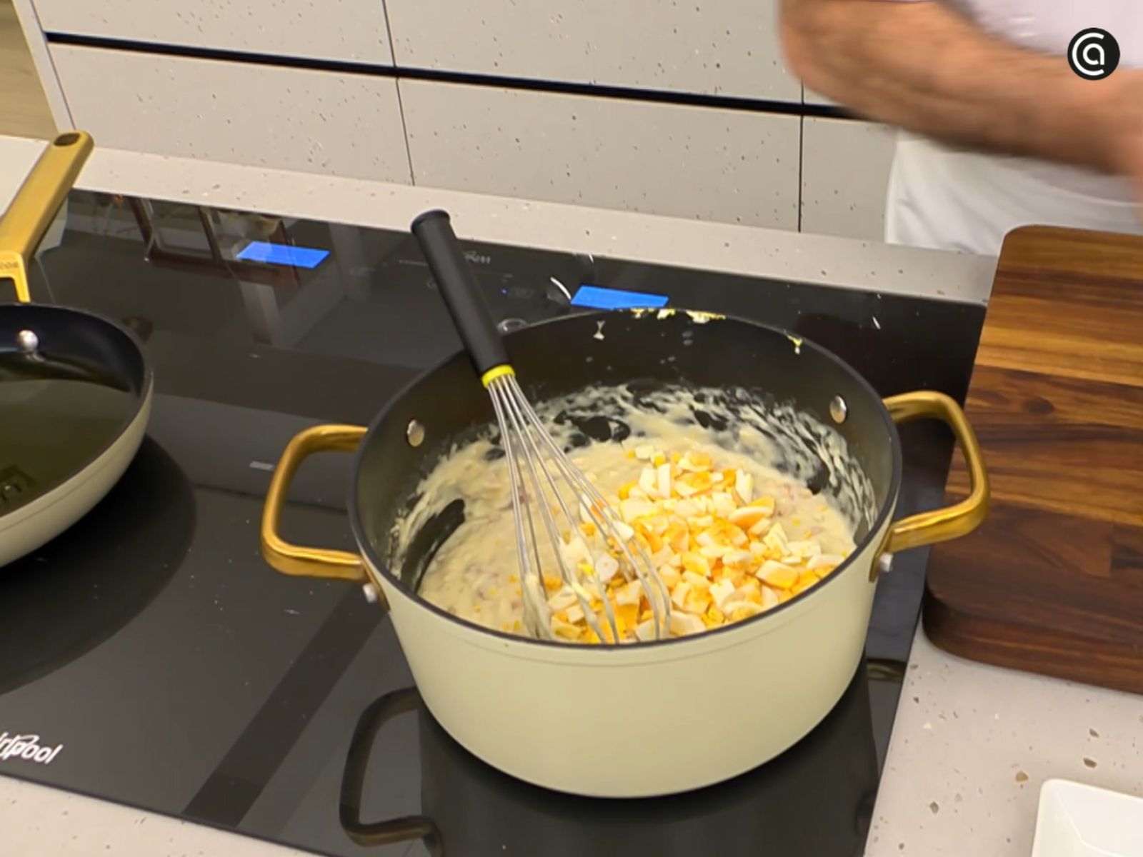 El huevo cocido se incorpora al final para mantener su textura.