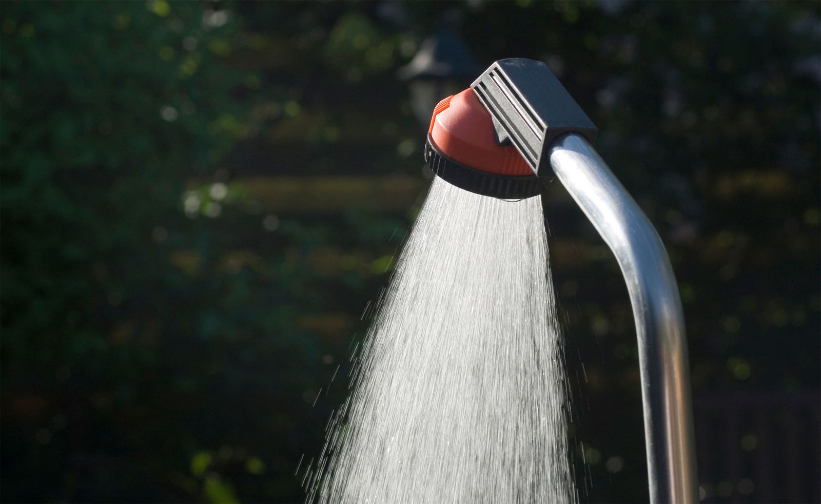 Instalación de ducha en jardín