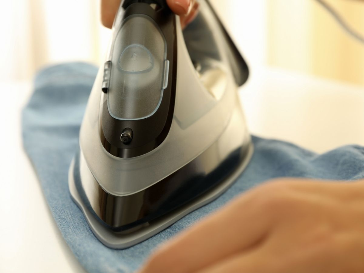 Persona planchando una camiseta