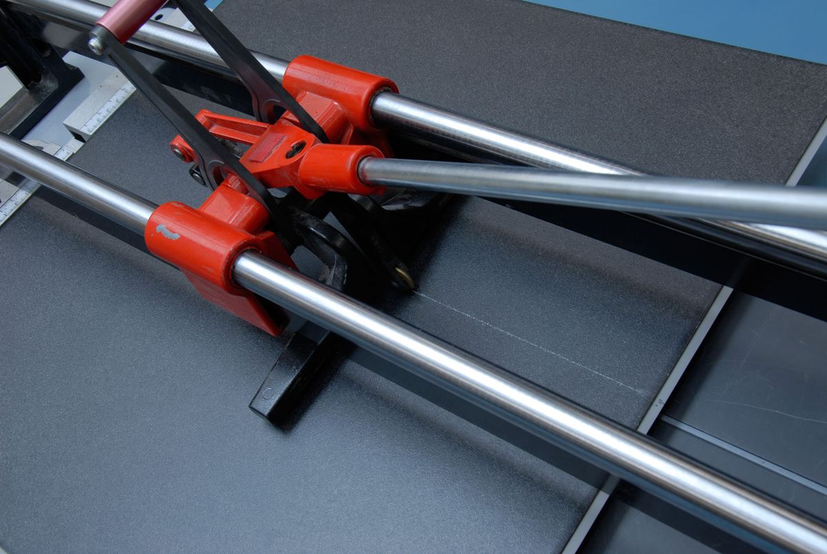 Cómo colocar suelo de cerámica en el salón sin hacer obras paso 5