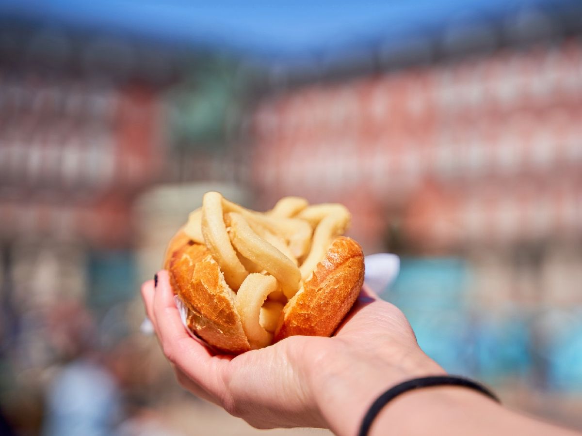El bocadillo de calamares se puede acompañar con mayonesa, alioli o simplemente con limón