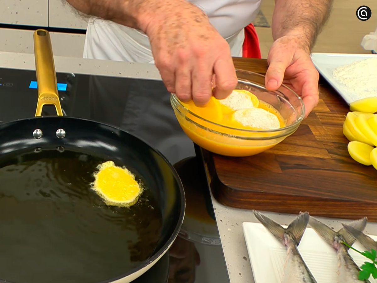 Corta las patatas en rodajas, pásalas por harina y huevo batido, y fríelas