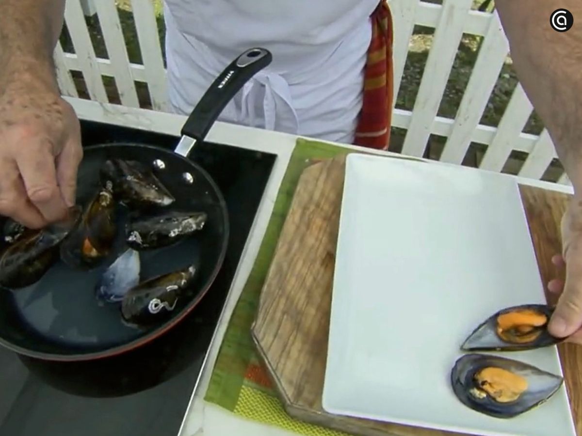 Haremos los mejillones al vapor y los añadiremos al final