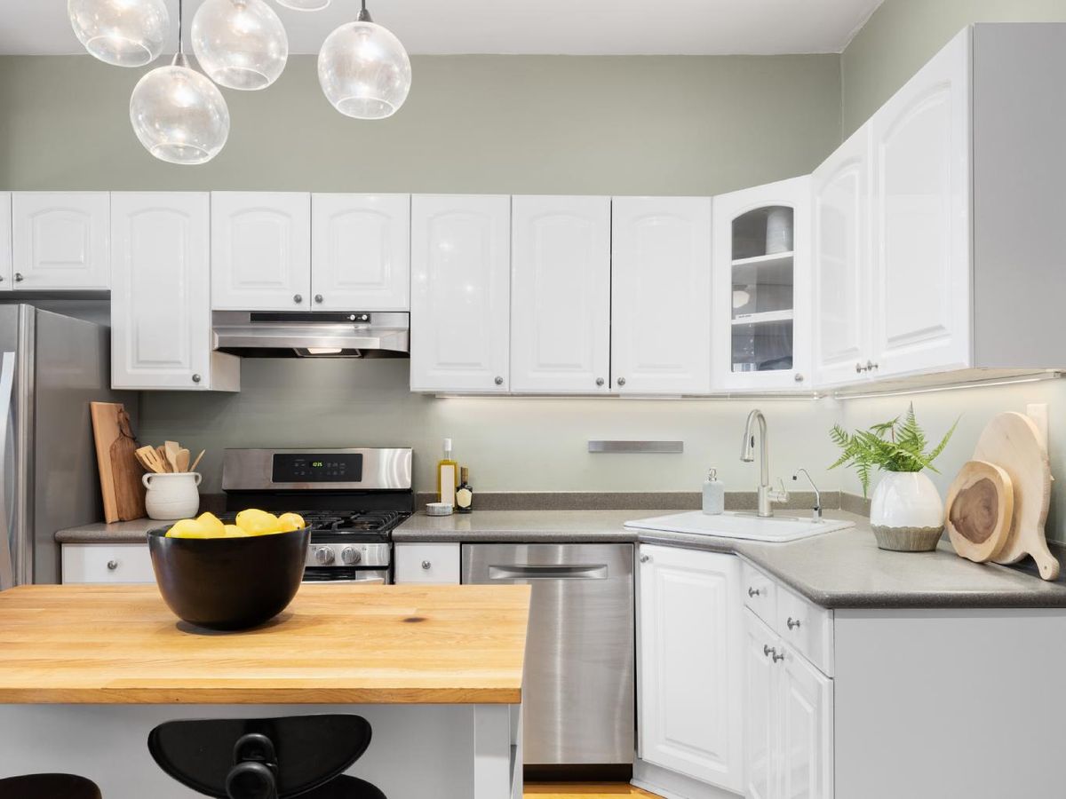 Cocina ordenada y limpia.