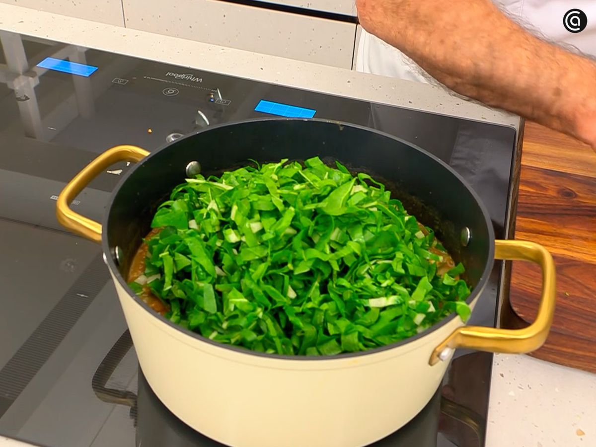 Agrega las hojas de acelga finamente cortadas en juliana