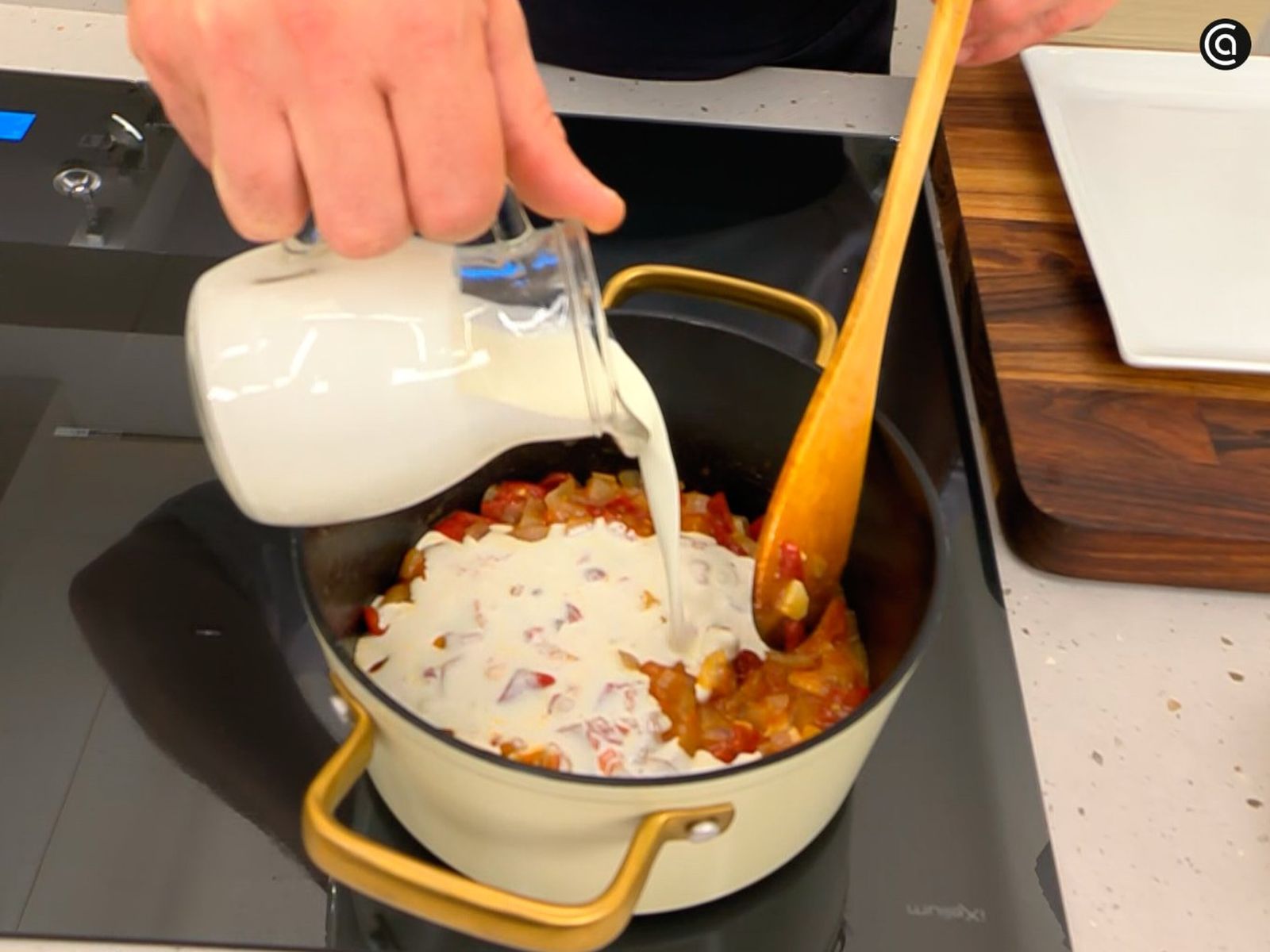 Incorpora la nata, cocina unos minutos y después tritura