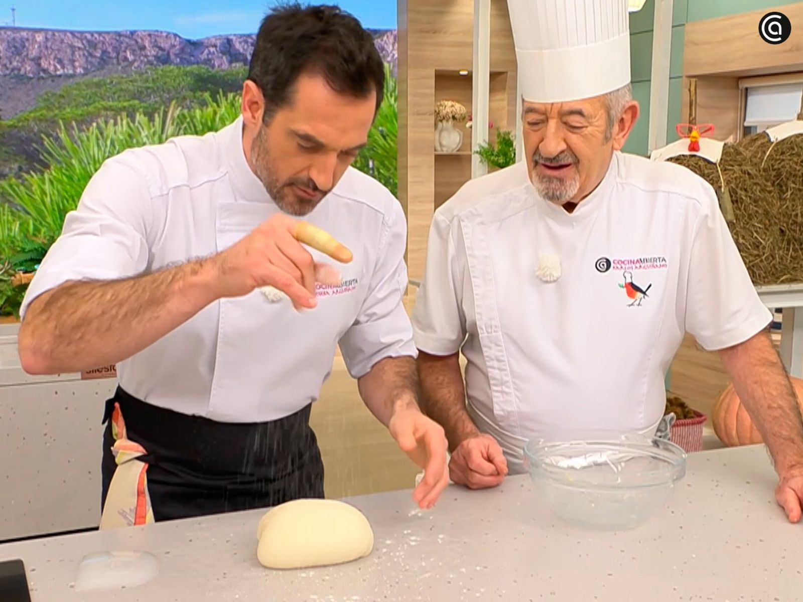 Trabaja la masa en la encimera con un poco de harina para que no se pegue