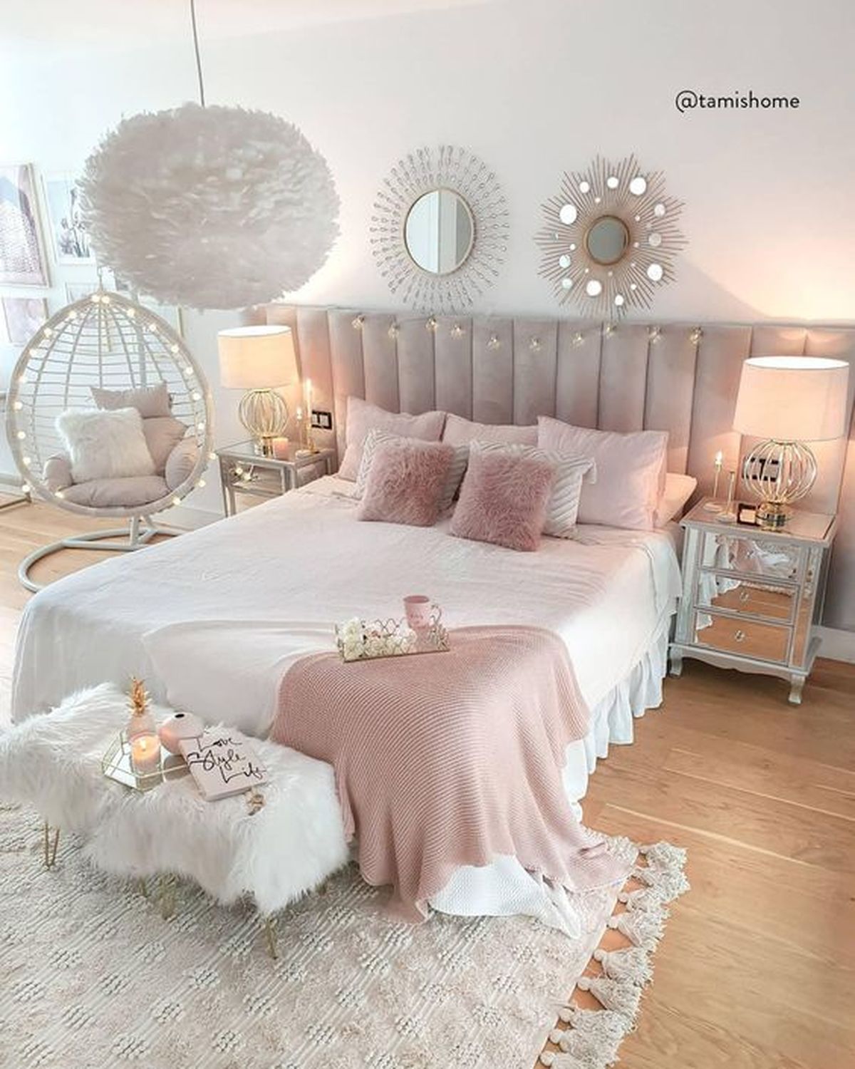 cama con cojines combinando tres colores 5