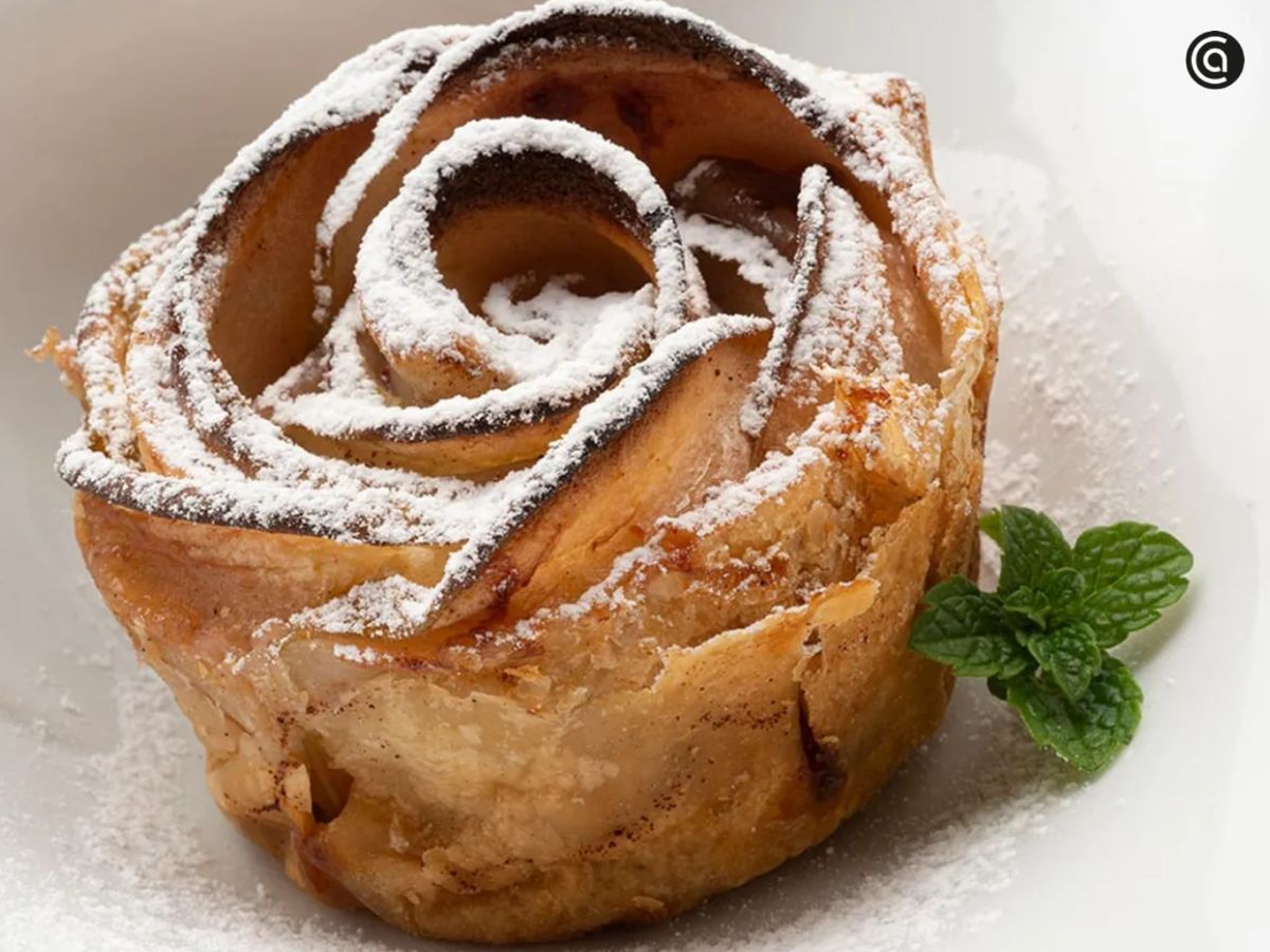Láminas de manzana en forma de flor, espolvoreadas con azúcar glas: tan bonitas como deliciosas.