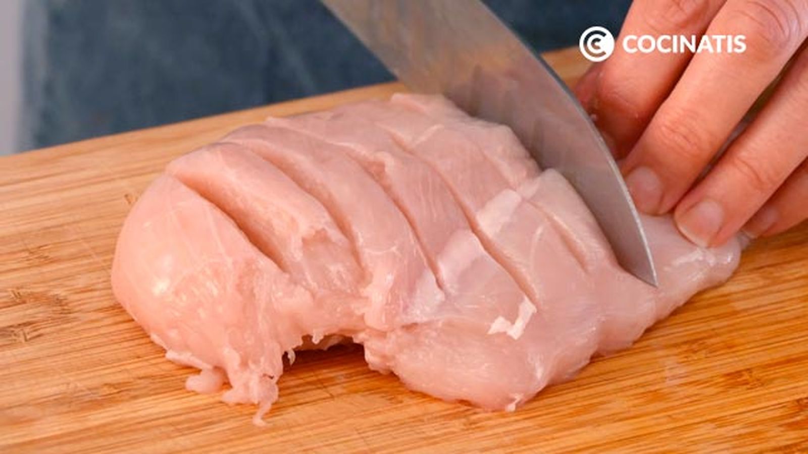 Cortar la pechuga de pollo 