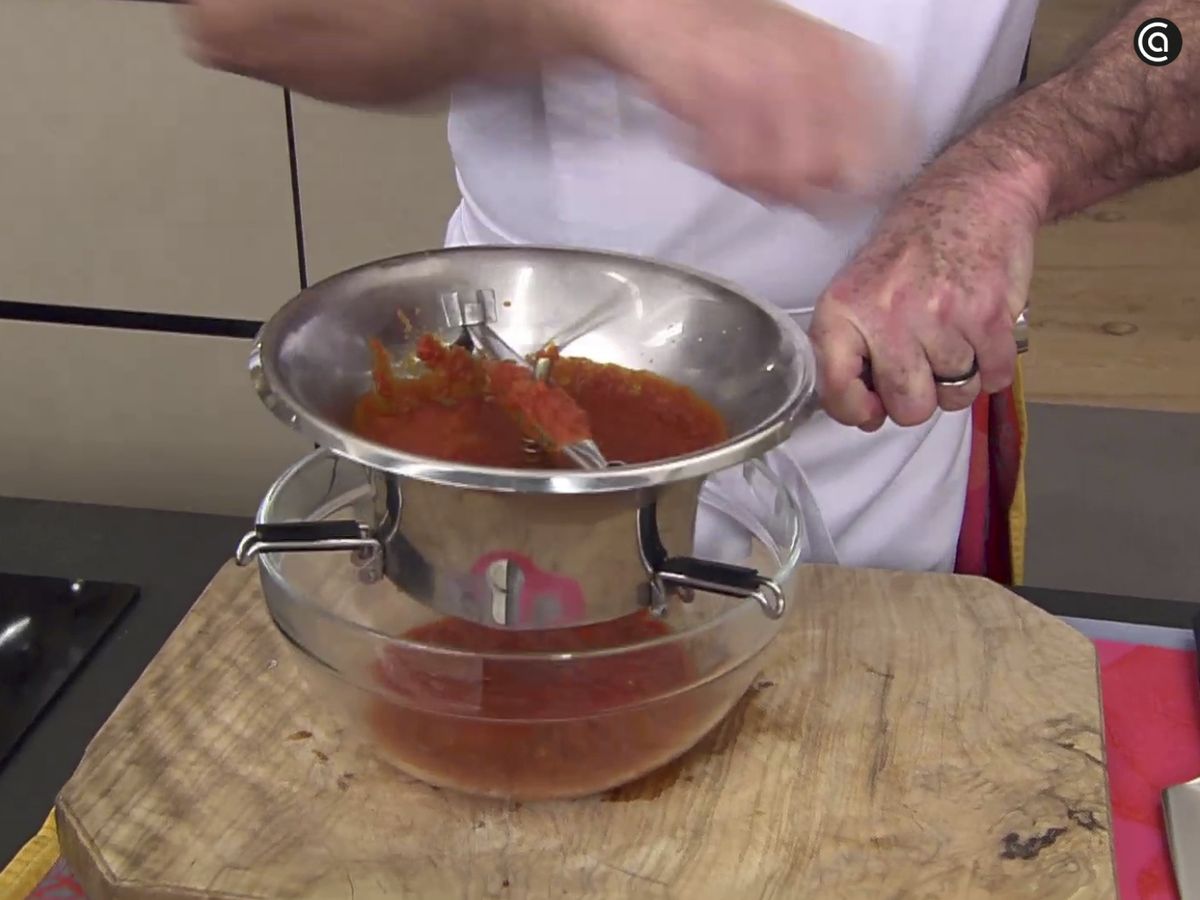 Con este paso conseguimos eliminar los restos de piel y semillas del tomate, logrando una textura más fina.