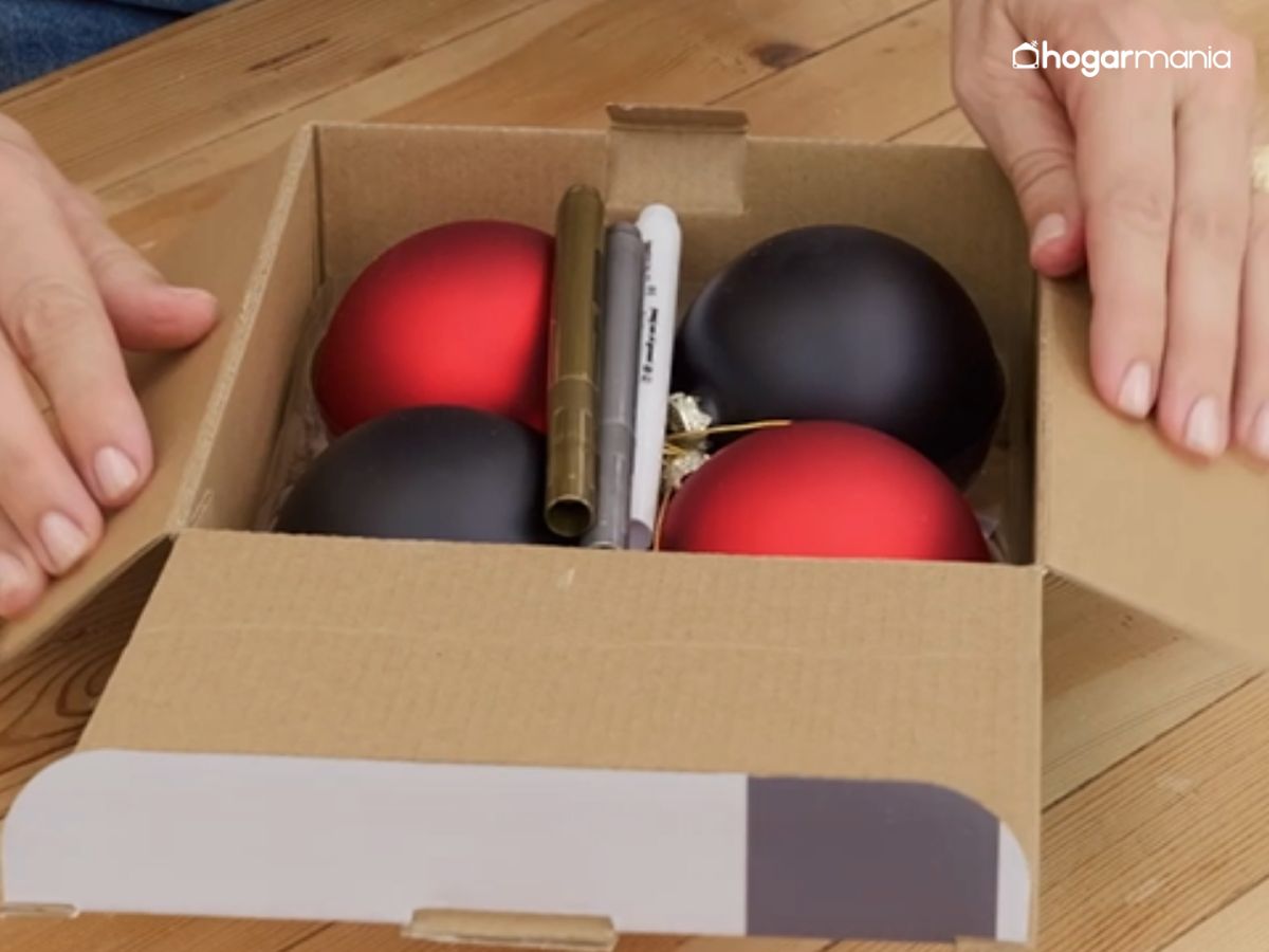 El kit de bolas de Navidad facilita mucho la actividad, ofreciendo todo lo necesario para que los niños puedan decorar sus propias bolas sin complicarse.