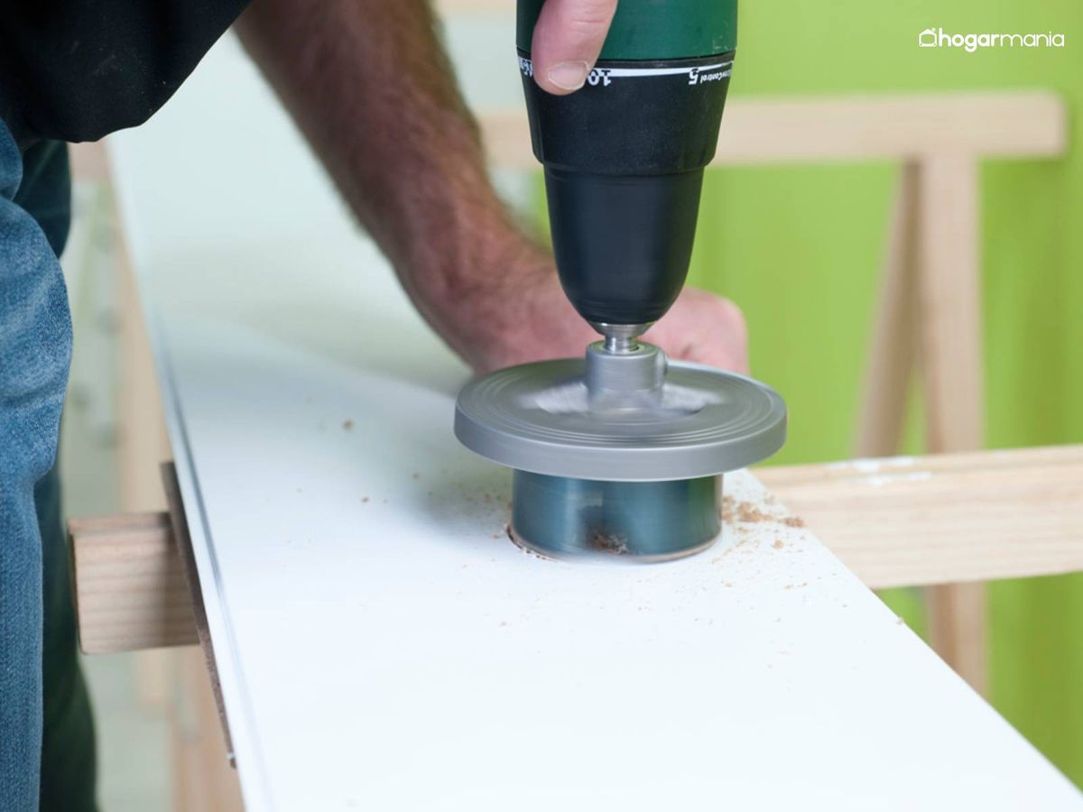 Haz los agujeros para los puntos de luz