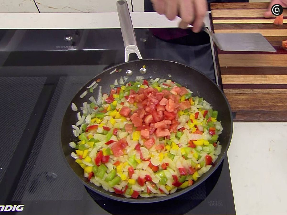 Incorpora el tomate a la sartén