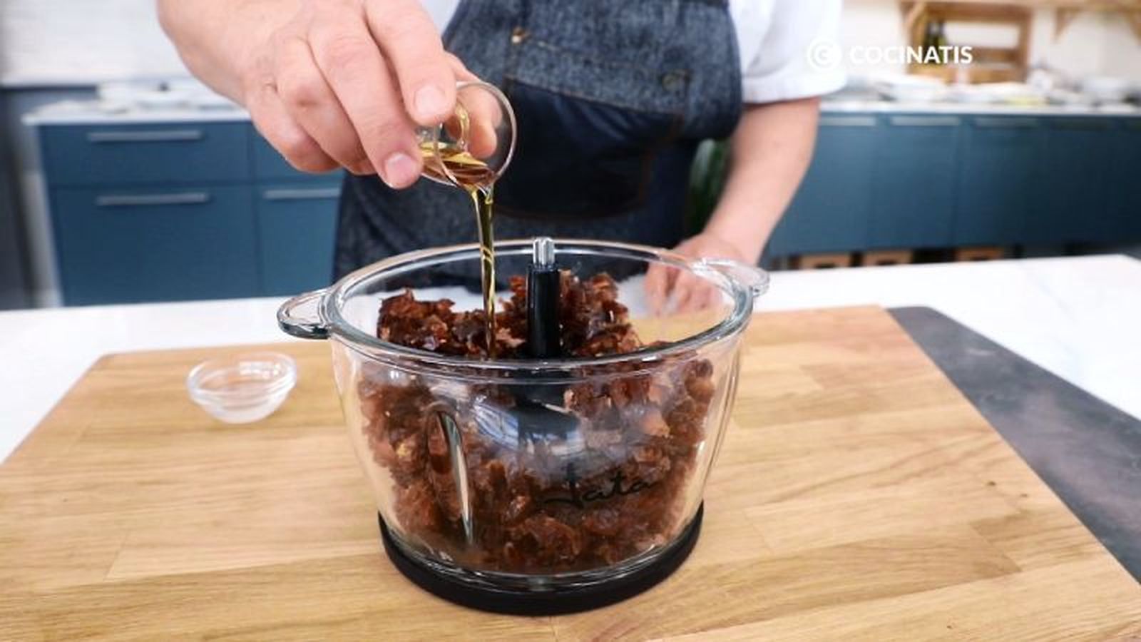 Trituramos los ingredientes para las bolitas en la picadora Trituramos los ingredientes para las bolitas en la picadora