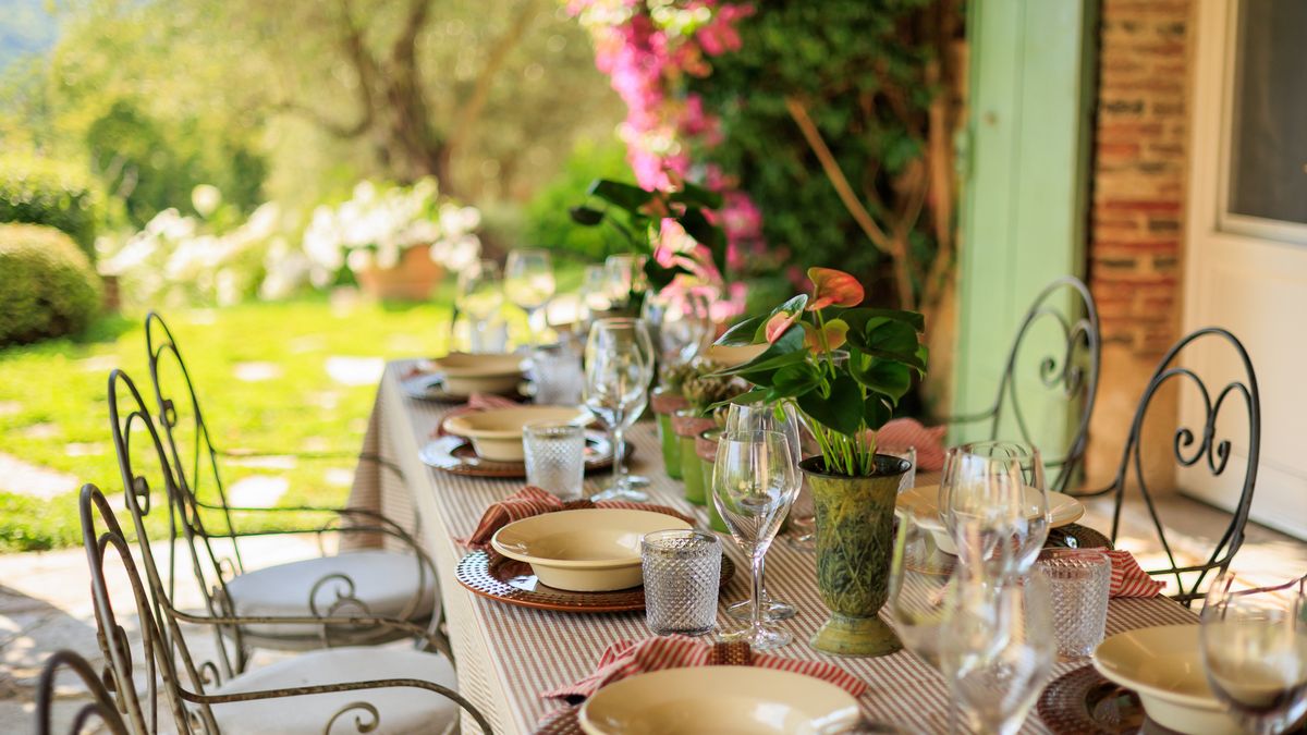 Para tus comidas al aire libre elige piezas resistentes