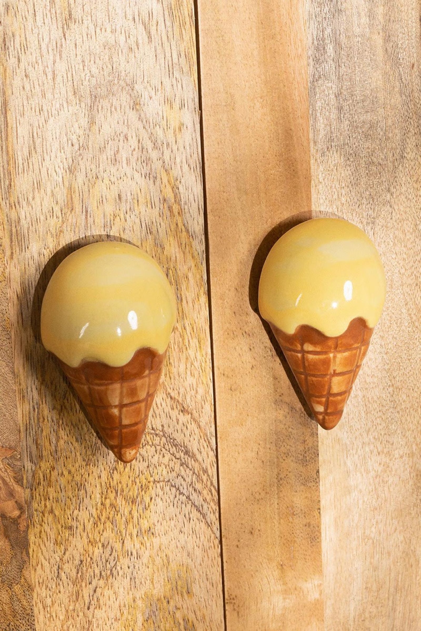 Tiradores con forma de helados en amarillo mantequilla, 5,95 euros.