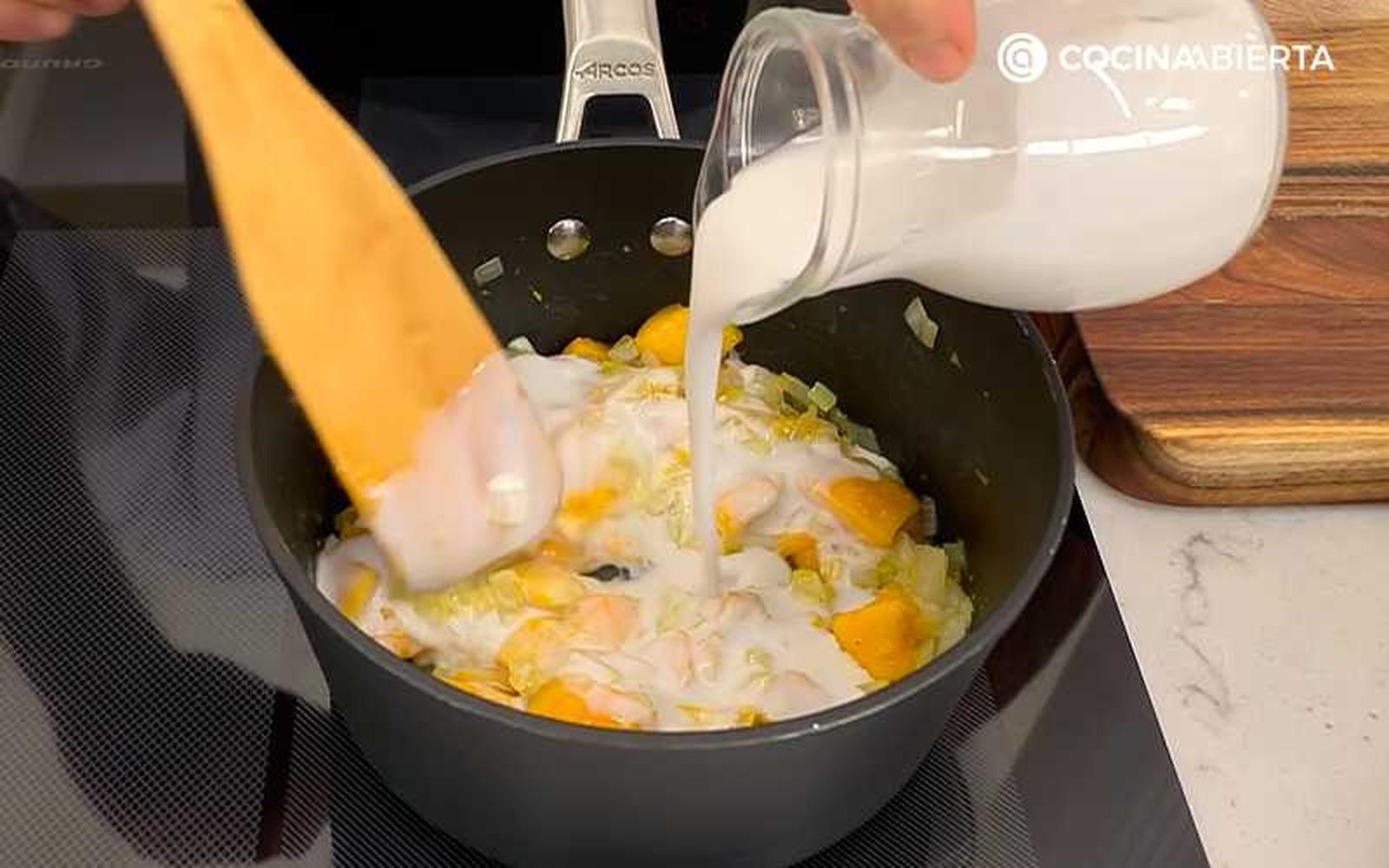 Vierte la leche de coco Vierte la leche de coco