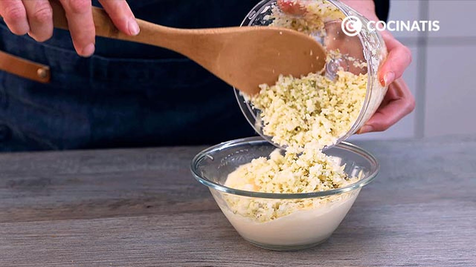 Agrega la mayonesa y la mostaza a los ingredientes picados Receta de salsa tártara paso 2