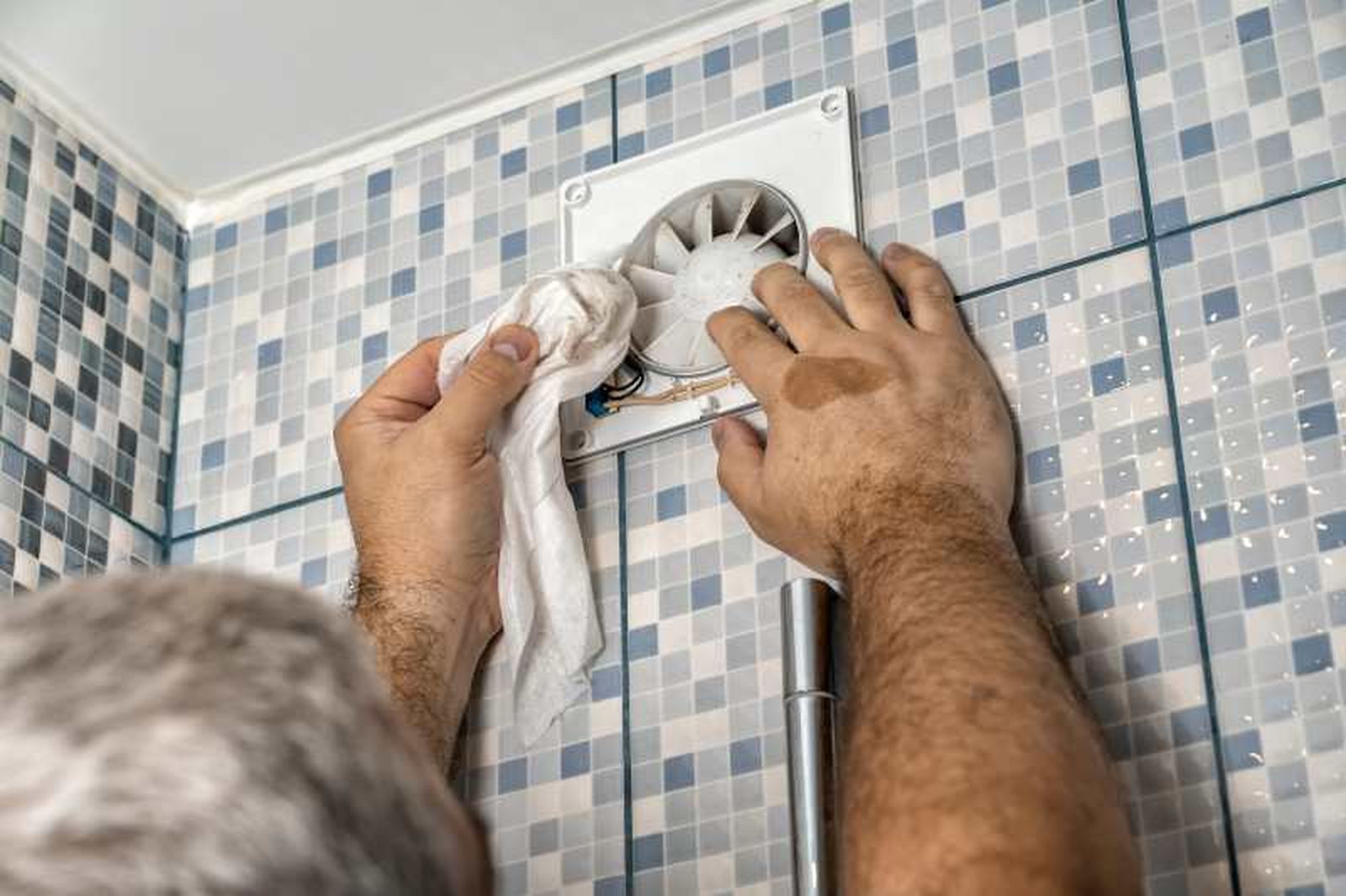 Mantén la rejilla de ventilación despejada y sin polvo Mantén la rejilla de ventilación despejada y sin polvo