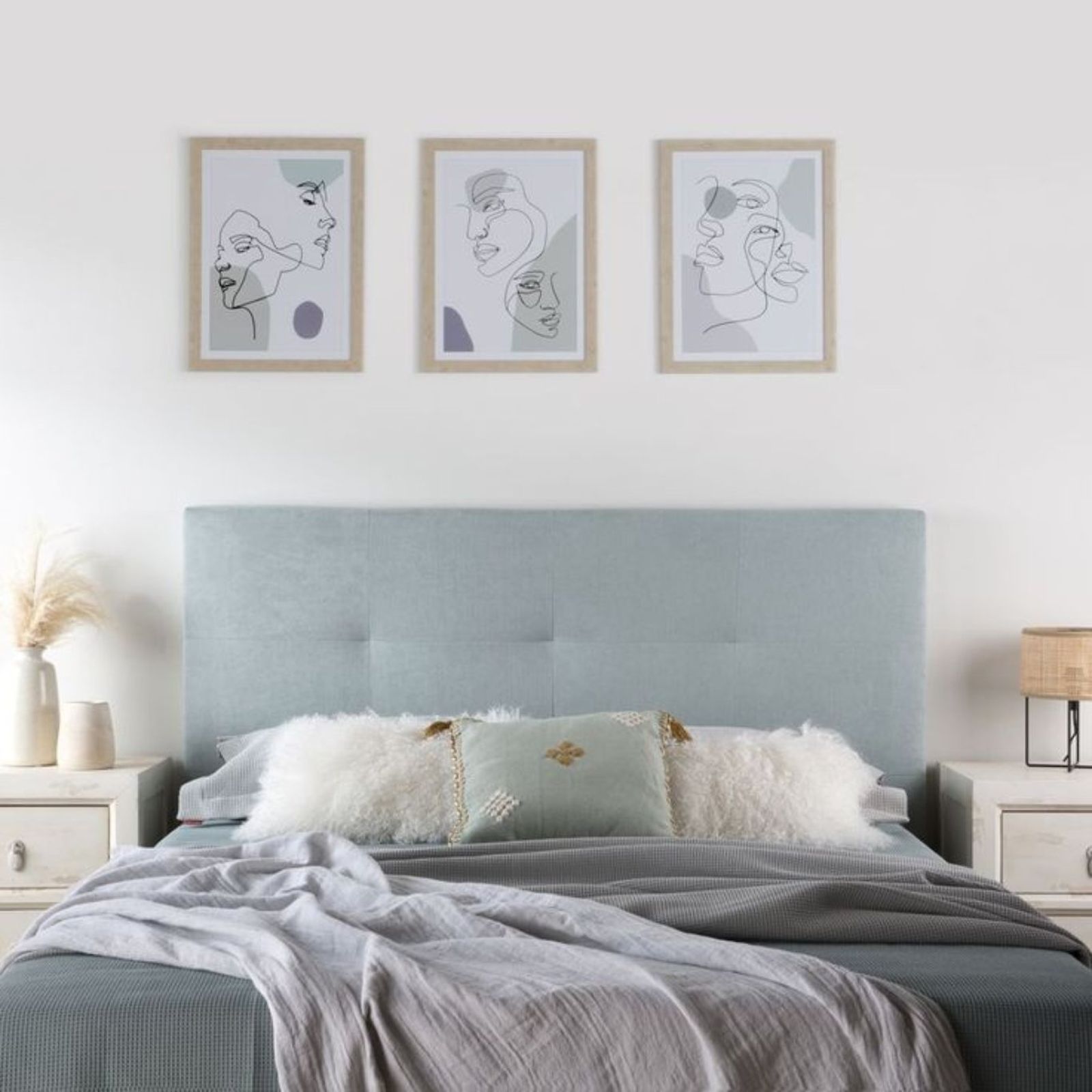 Dormitorio con cabecero tapizado azul Dormitorio con cabecero tapizado azul