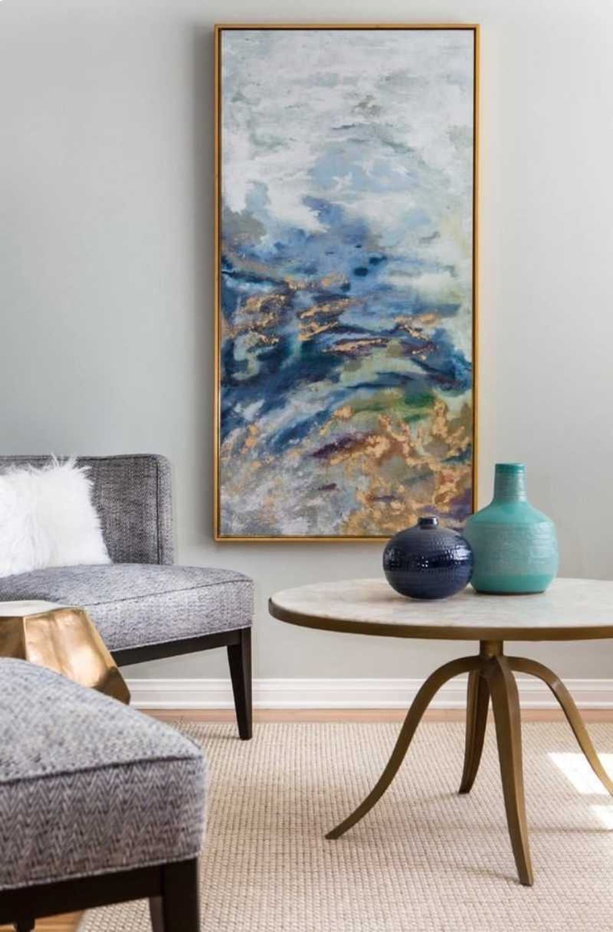 Salón con cuadro decorativo.