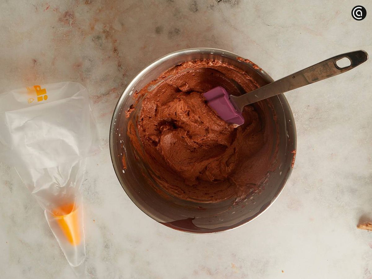 mezcla la nata montada cone l chocolate