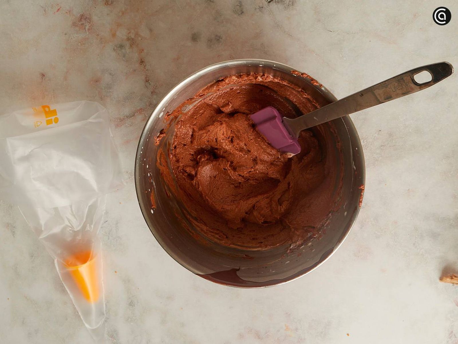 mezcla la nata montada cone l chocolate