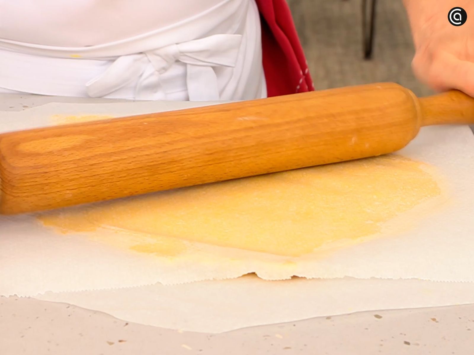 Estira la masa entre dos papeles sulfurizados