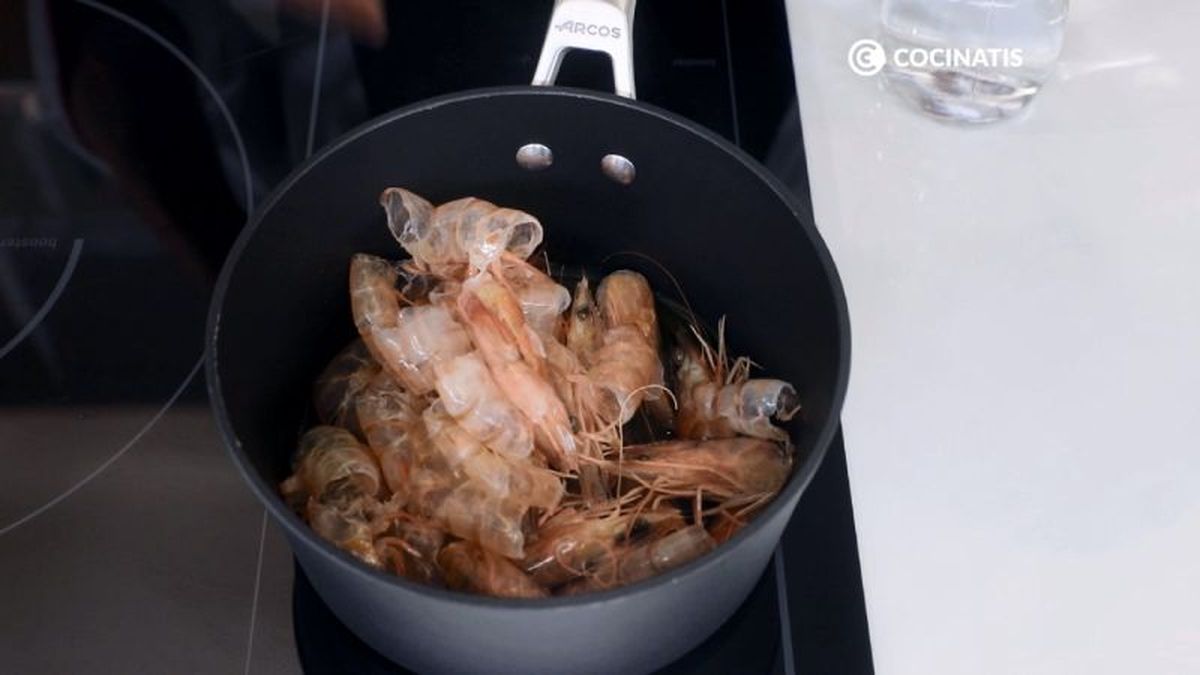 Agregamos las cáscaras y las cabezas de las gambas a la cazuela