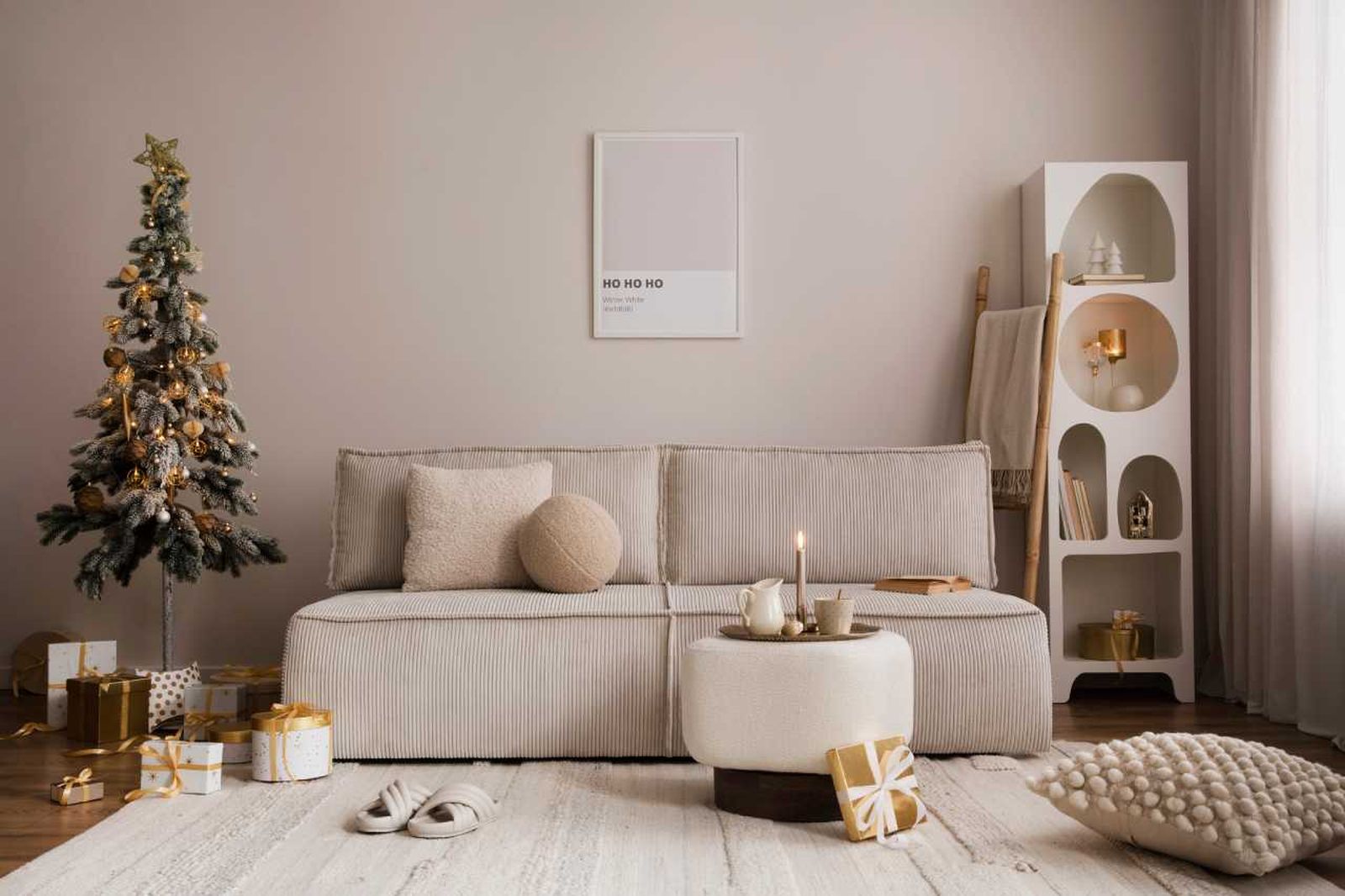 Salón con decoración navideña nórdica.
