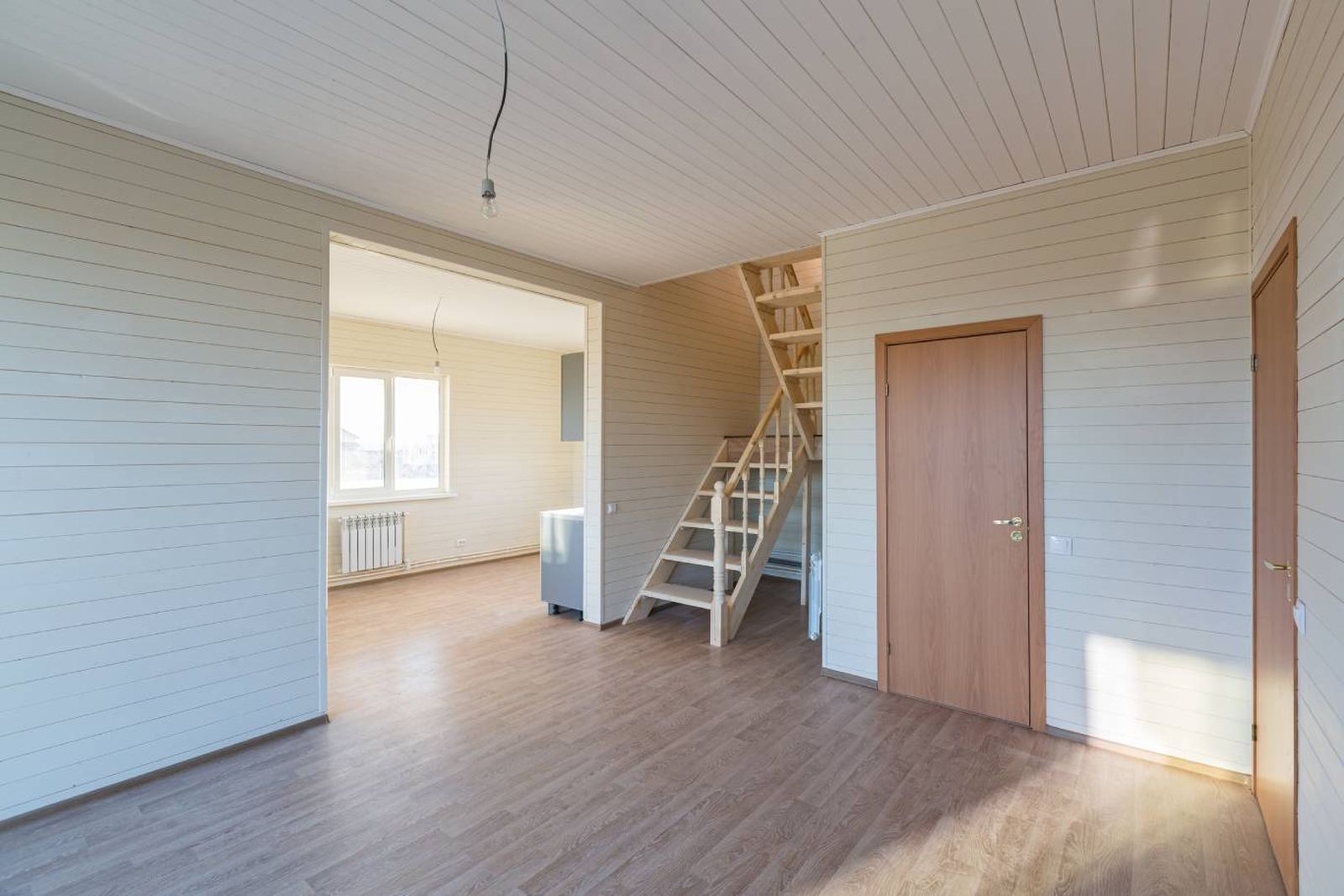 Recibidor con techo de madera pintado. Recibidor con techo de madera pintado.