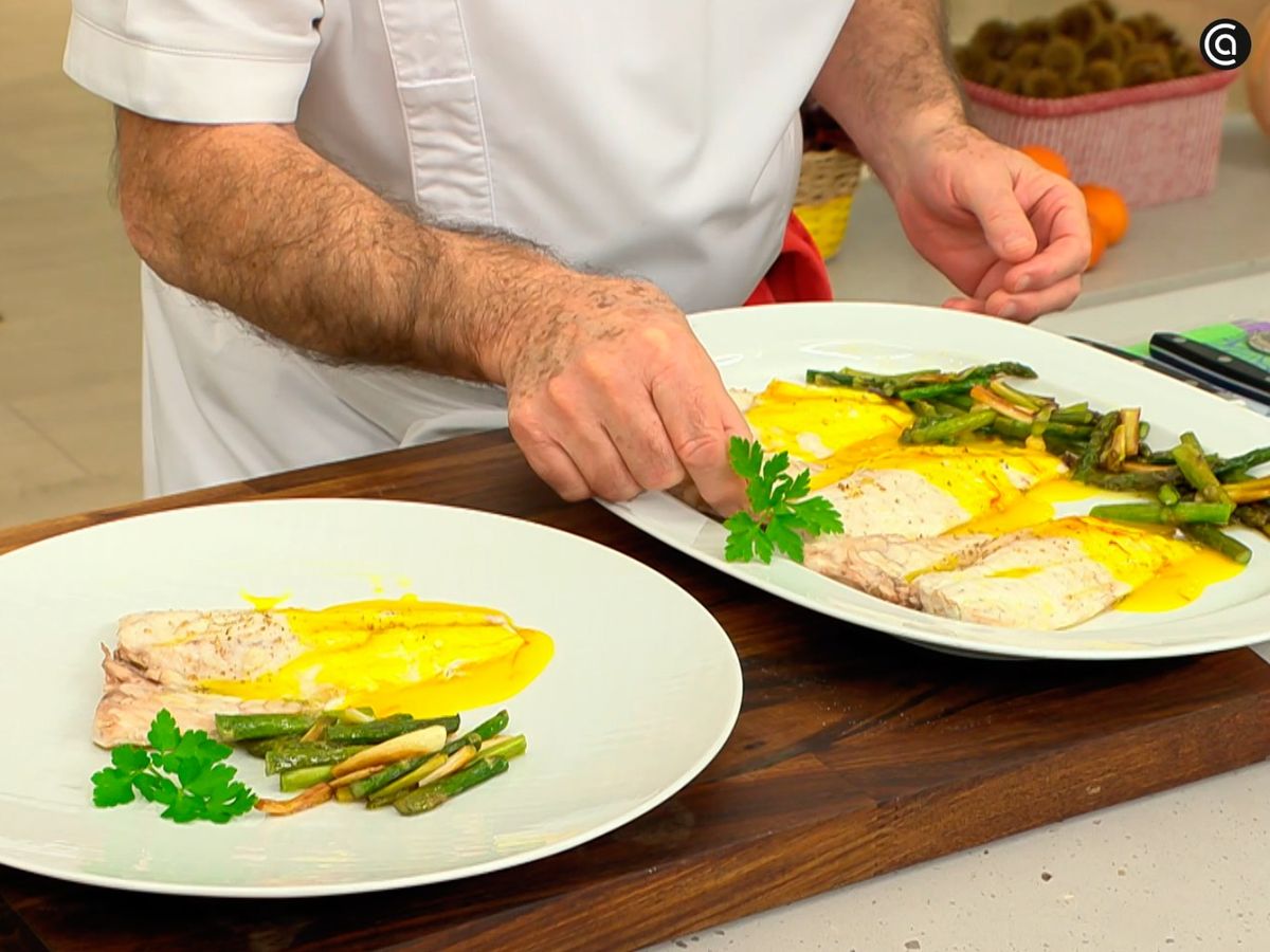 Acompaña el pargo al azafrán con espárragos y ajetes salteados