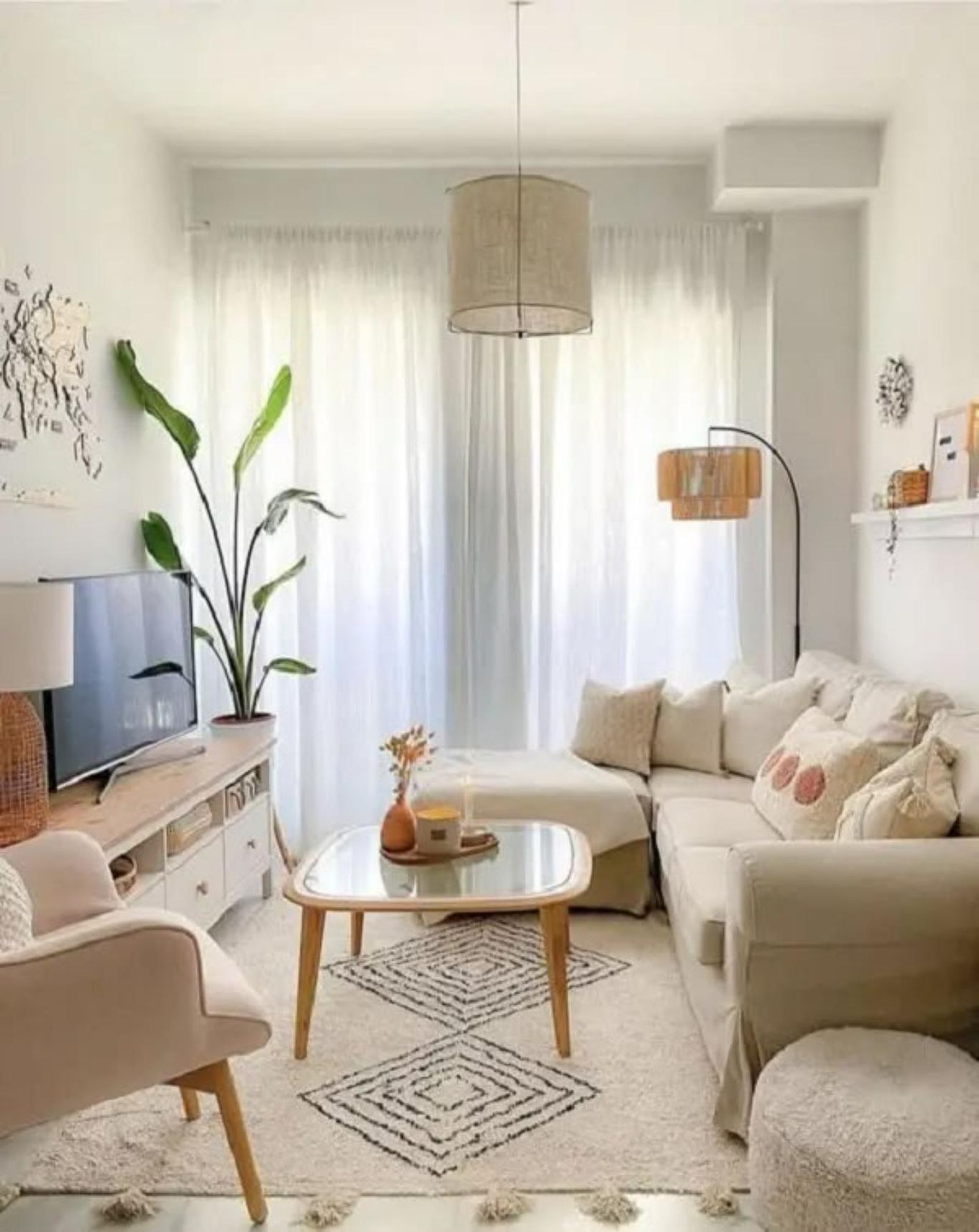 Salón minimalista acogedor en color beige.