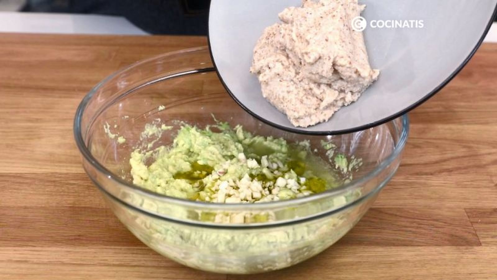 Preparamos la crema de aguacate como acompañamiento Preparamos la crema de aguacate como acompañamiento