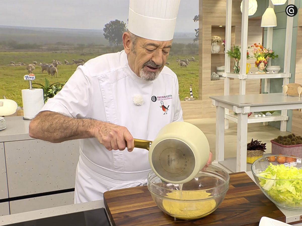 Pon el cuscús en un bol amplio, vierte el caldo de pollo caliente y cúbrelo con film