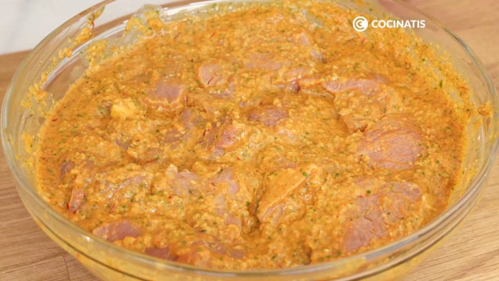 Cubrimos la carne el macerado para dejarlo reposar Cubrimos la carne el macerado para dejarlo reposar