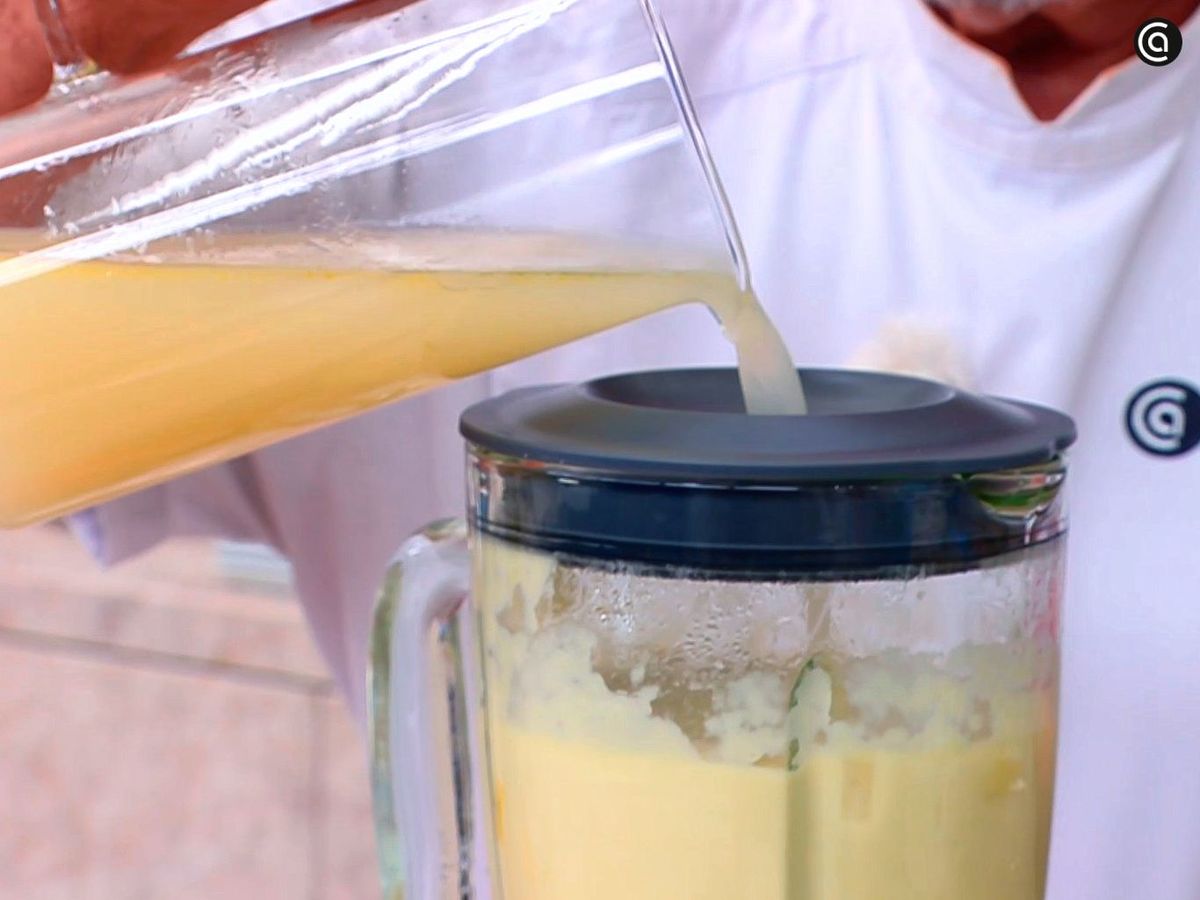 Triturar la crema de puerro, pera y jengibre
