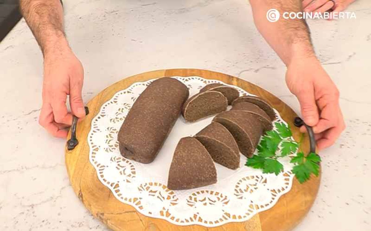 Corta el pan negro de espelta y centeno