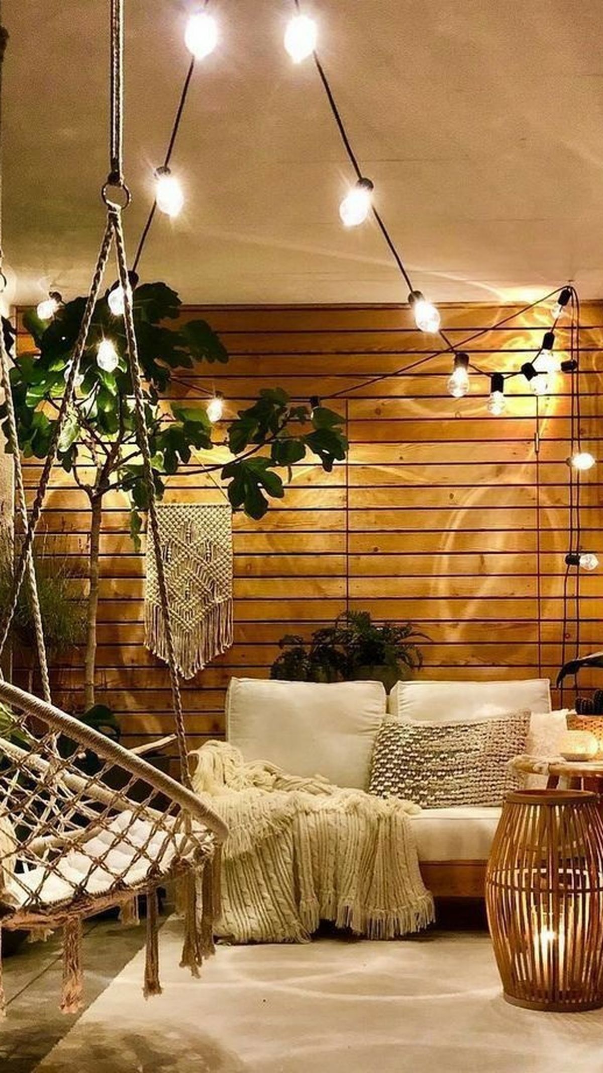 Coloca unas guirnaldas de luces para darle un toque cálido