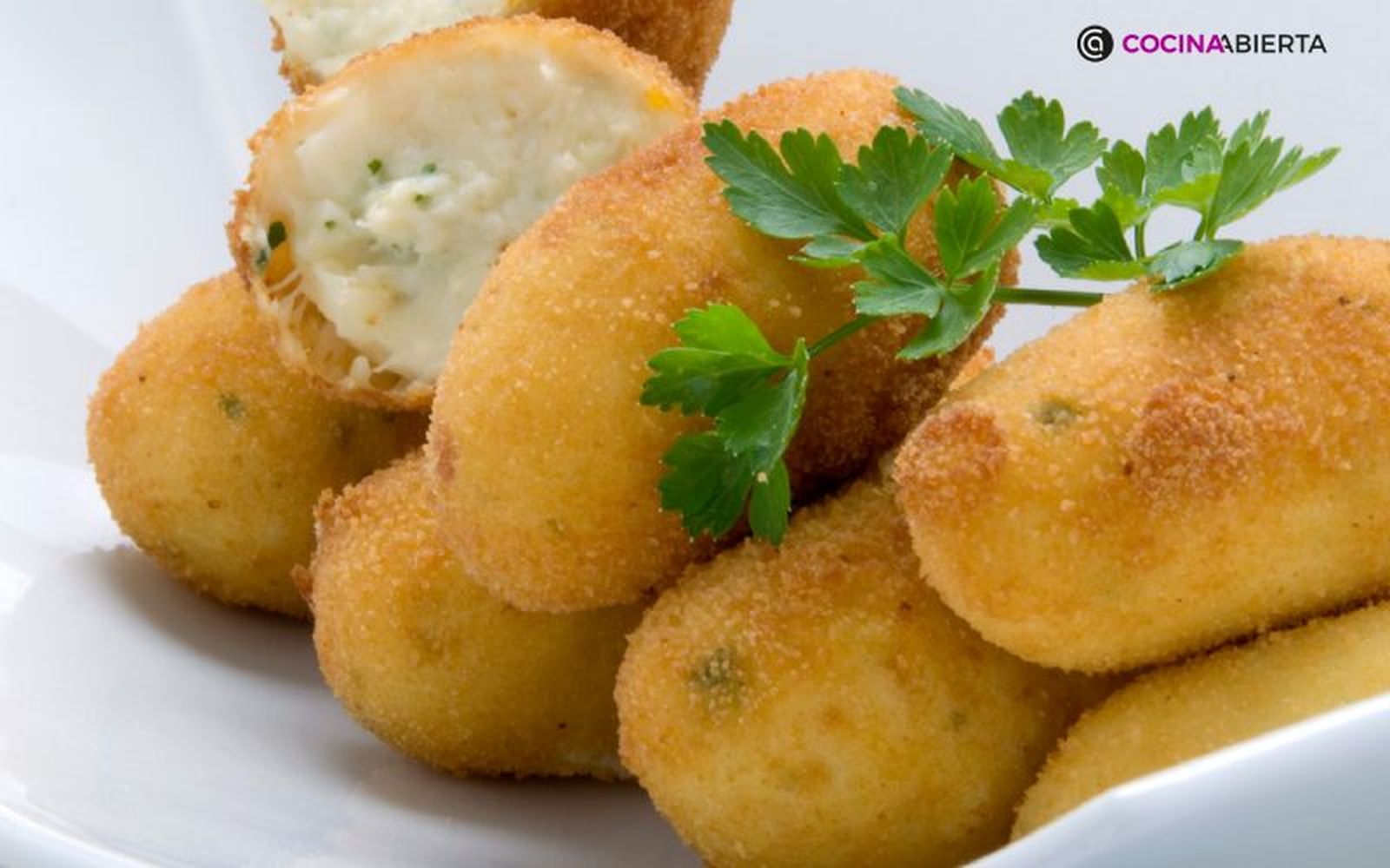 Las croquetas de pollo y huevo son un delicioso plato de aprovechamiento Las croquetas de pollo y huevo son un delicioso plato de aprovechamiento