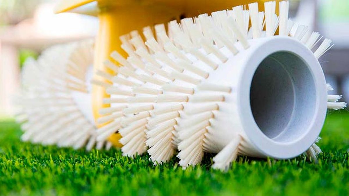 Como barrer y peinar el cesped artificial p7