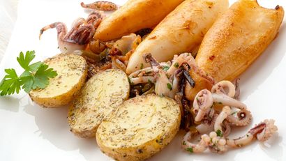 Txipirones encebollados picantes con patatas asadas, de Karlos Arguiñano