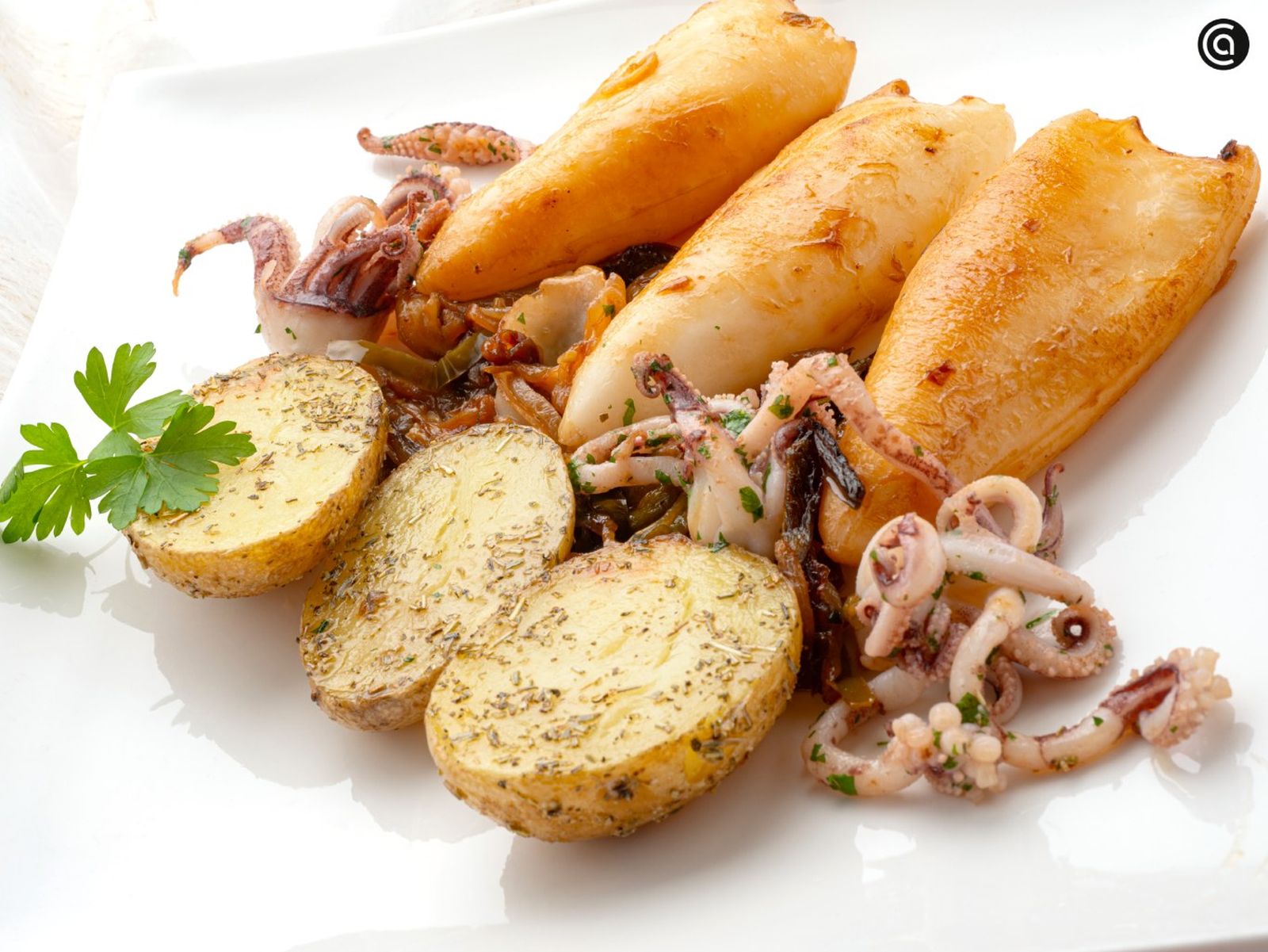 Txipirones encebollados picantes con patatas asadas, de Karlos Arguiñano
