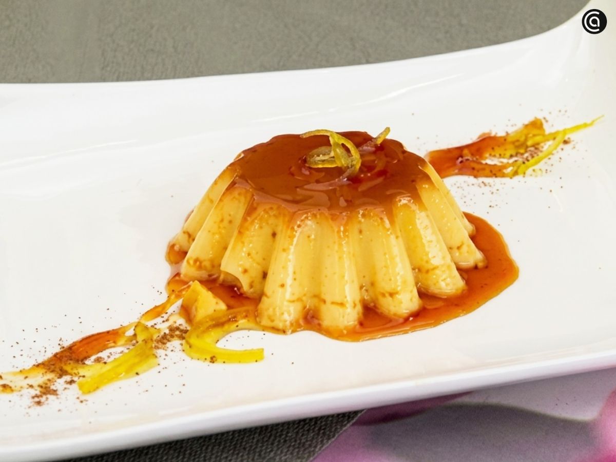 Acompaña el flan de limón con canela en polvo y corteza de limón confitada